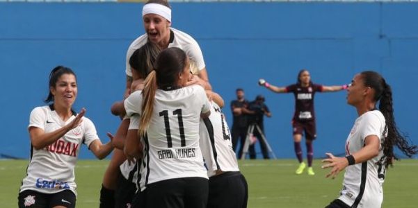 Meninas do Corinthians comemoram vitória na segunda rodada do Brasileirão Feminino 2017