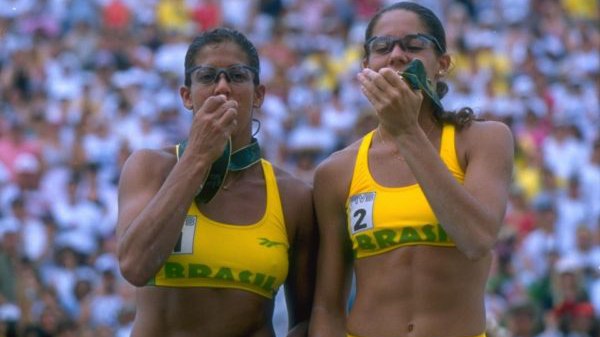 Jacqueline e Sandra Pires comemoram a primeira medalha feminina do Brasil nas Olimpíadas de Atlanta